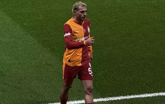 Galatasaray taraftarından Barış Alper Yılmaz'a hem destek hem protesto