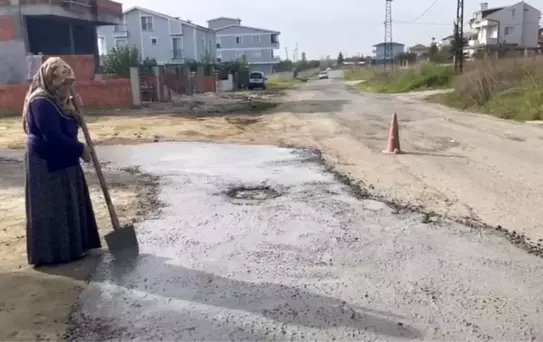 Tekirdağ'da Vatandaş Bozuk Yolu Kendi İmkanlarıyla Onardı