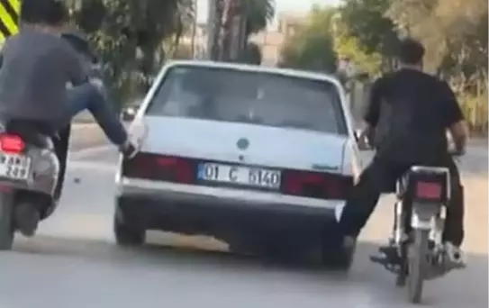 Motosikletçiler Yolda Kalan Aracı İtti!