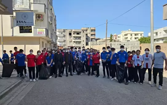 Cizre'de Öğrencilerden Çevre Temizliği