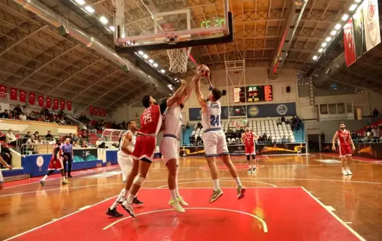 Kocaeli Büyükşehir Belediye Kağıtspor, Pizzabulls Cedi Osman'ı Mağlup Etti