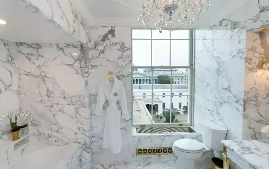 Trump Beyaz Saray'daki Lincoln Banyosu'nu yeniletti! Altın kaplama çöp kovası, musluk...