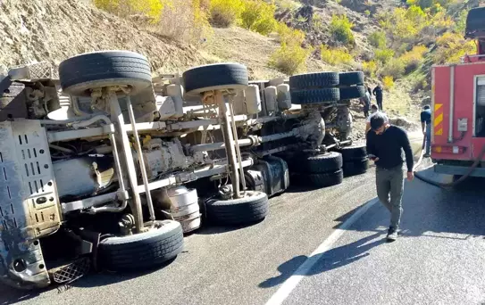 Sason'da Asfalt Yüklü Kamyon Kaza Yaptı