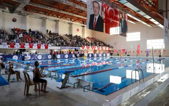Düzce'de Yüzme Şenliği: 250 Sporcu Kulaç Attı