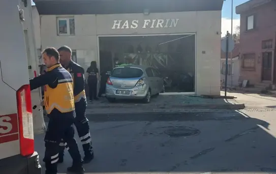 Edirne'de Fırına Otomobil Girdi: 4 Yaralı