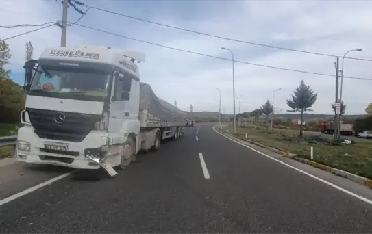 Uşak'ta Tır-Otomobil Kazası: 1 Ağır Yaralı