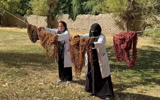 Van'da Kök Boya İle Renklendirilen İpler