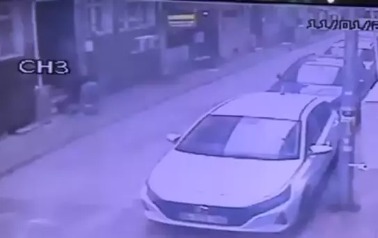 Bayılan epilepsi hastası gencin telefonunu çaldı