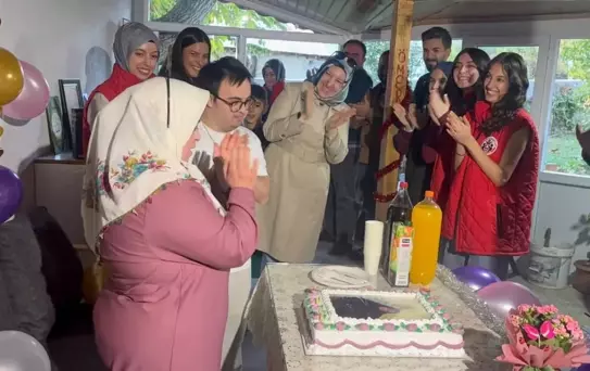 Gönüllülerden Down Sendromlu Kardeşlere Sürpriz Doğum Günü