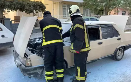 Karaman'da Seyir Halindeki Otomobil Yangını Vatandaşların Müdahalesiyle Söndürüldü