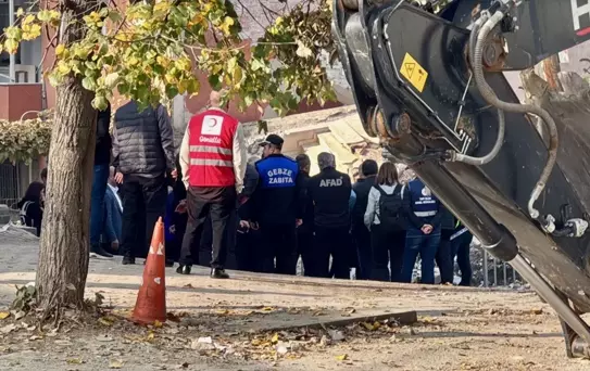 Gebze'de bina çökmesi sonrası enkaz kaldırma çalışmaları devam ediyor