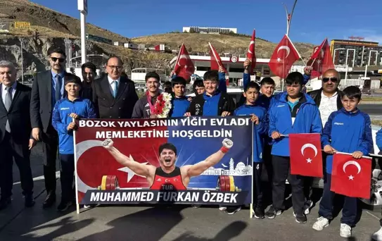 Yozgat'ta Şampiyon Halterciye Coşkulu Karşılama