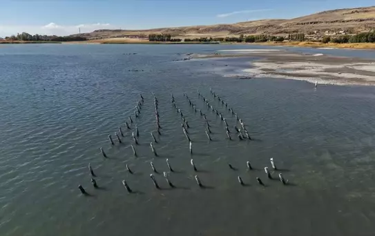 Van Gölü'nün Çekilmesi Eski İskeleri Ortaya Çıkardı