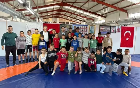 Kaymakam Çömen, Küçük Güreşçileri Ziyaret Etti