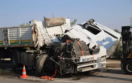 Antakya'da Kaza: Tır Yol Temizleme Aracına Çarptı