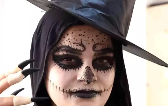 Antalya'da Kadınlara Yeni Meslek İmkanı: Sahne Makyajı Kursu