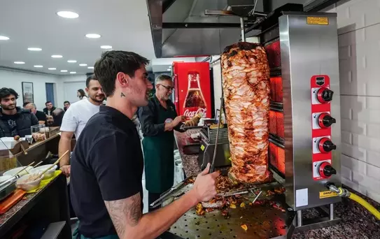 Orkan Çınar Futbolu Bırakıp Dönerci Oldu