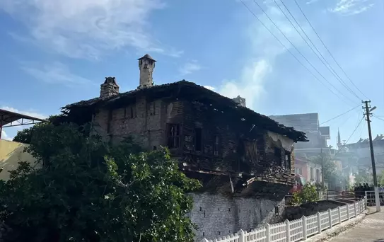 Bozdoğan'da Atıl Ahşap Evde Yangın