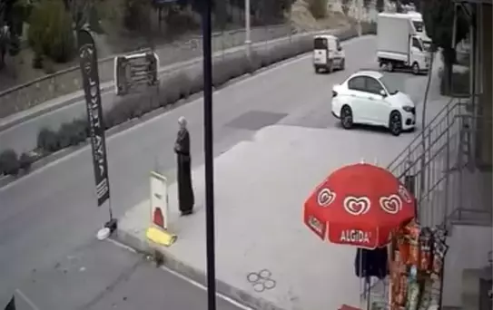 Elazığ'da Araç Yan Yattı: 1 Yaralı