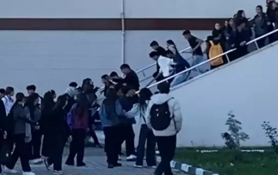 Ellerinde sopalarla okulu basıp öğrenciyi dövdüler