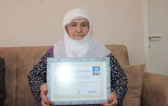 Eşinin sözünden etkilendi! Emine Teyze 88 yaşında okuma-yazma öğrendi