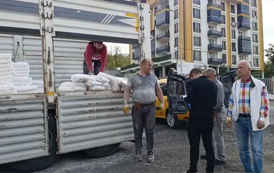 Eynesil'de Çiftçilere Tarım Kireci Dağıtıldı