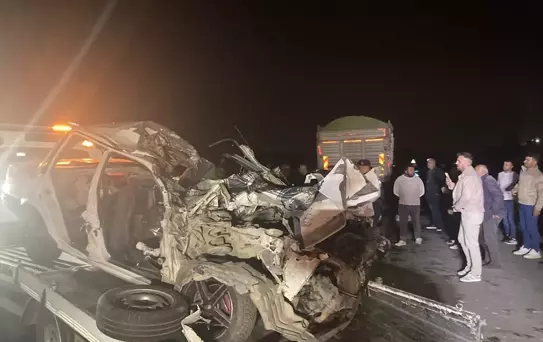 Gaziantep'te otomobil kamyona arkadan çarptı: 3 ölü