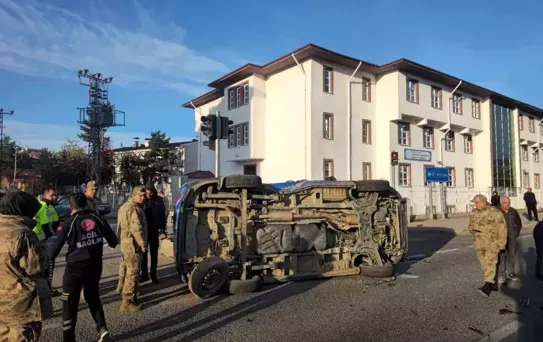 Gümüşhane'de Jandarma Minibüsü ile Belediye Aracı Çarpıştı: 2 Asker Yaralı
