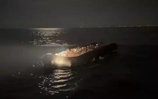 İzmir açıklarında 90 düzensiz göçmen yakalandı