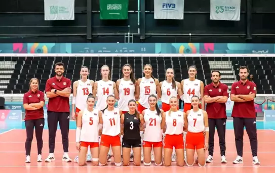 Kadın Voleybol Takımı'ndan Açılış Galibiyeti