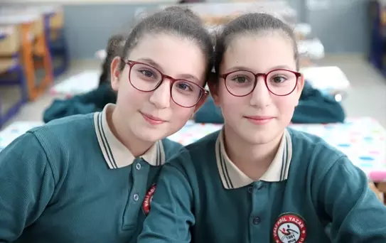 Eşi benzeri yok! Aynı okulda 21 ikiz eğitim görüyor