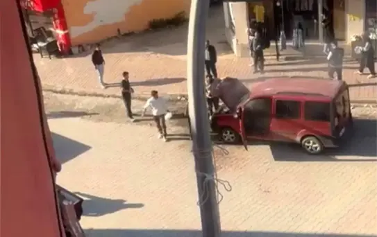 Osmaniye'de araç yandı, esnaf facianın önüne geçti