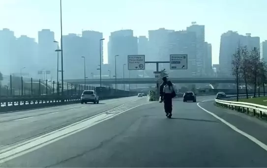 Otoyolda Tehlikeli Scooter Yolculuğu