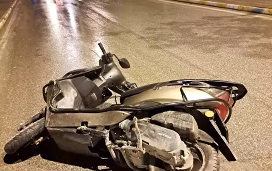 Çanakkale'de yağmur nedeniyle kayganlaşan yolda düşen motosikletli hayatını kaybetti