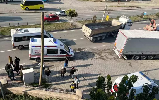Iğdır'da Polis Servis Minibüsü Kamyona Çarptı