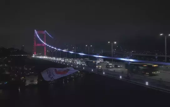 Kızılay Haftası'nda Köprüde Bayrak