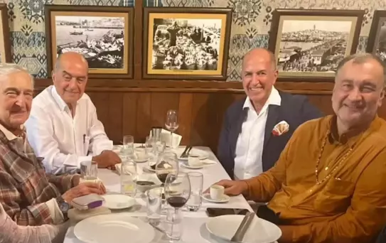 Murat Ülker ve Rahmi Koç'un mütevazı akşam yemeği! Masadaki detay dikkatlerden kaçmadı