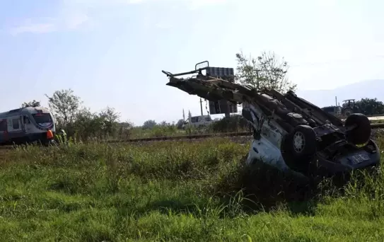 Tren Kamyonete Çarptı: Sürücü Yaralı