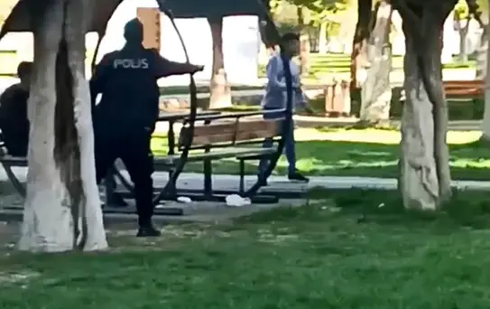 Zihinsel engelli genç bıçakla vatandaşlara saldırdı