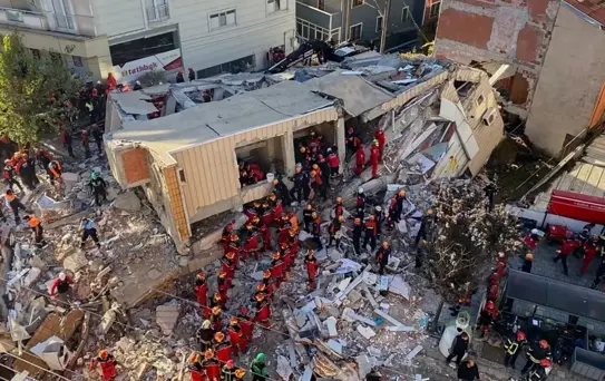 4 kişiye mezar olan bina zemin nedeniyle yıkılmış!