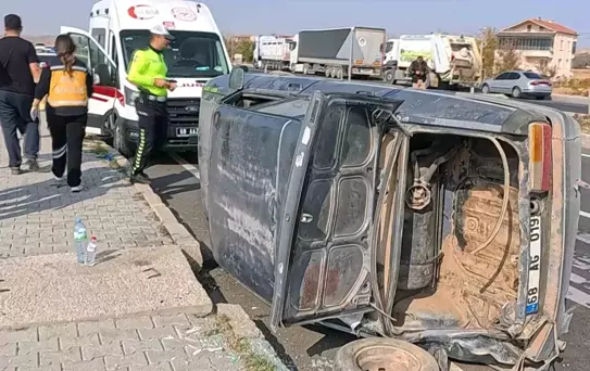 Aksaray'da Tırla Çarpışan Otomobil Devrildi, 3 Yaralı