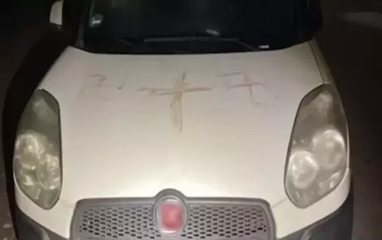 Arabaların üzerine insan kanıyla gamalı haç çizdiler