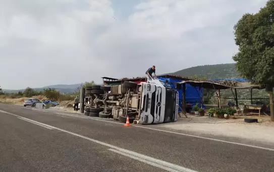 Tarsus'ta Kamyon Devrildi, Şoför Yaralandı