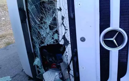 Bitlis'te Tır Devrildi: 1 Yaralı
