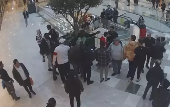 Futbolcuya AVM'de Silahlı Tehdit