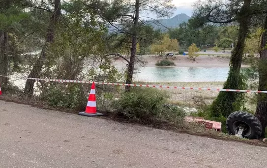 Manavgat'ta İş Makinesi Devrildi, Operatör Yaralandı