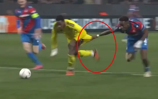 Fenerbahçe 90+5'te penaltı bekledi! Pozisyonu inceleyen hakemden 'devam' kararı