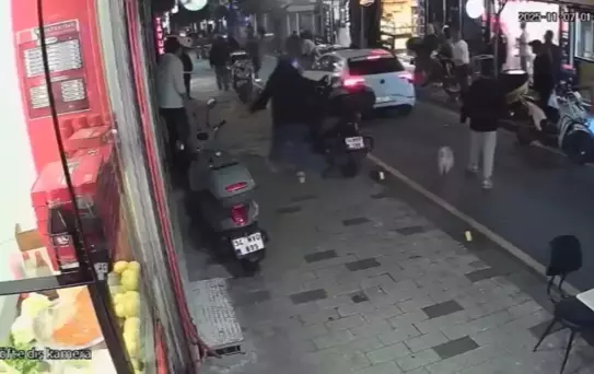 Şişli'de Cip Motosiklete Çarptı, Sürücü Yaralandı