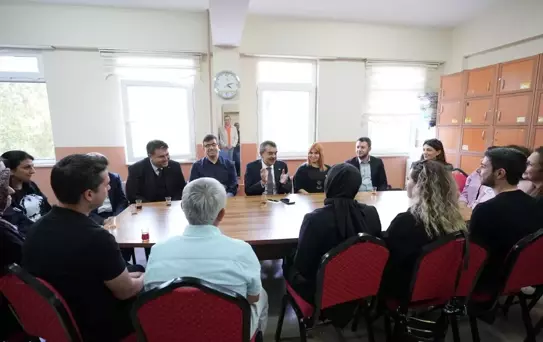 Bakan Tekin İki Ortaokulu Ziyaret Etti