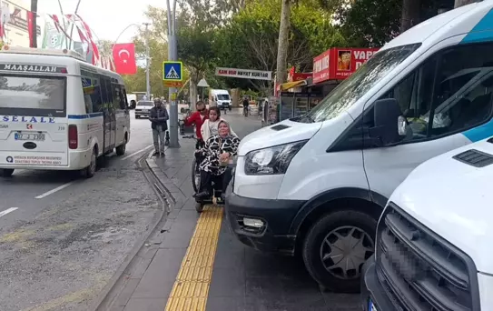 PTT Minibüsleri Engelli Yolu Kapatıyor